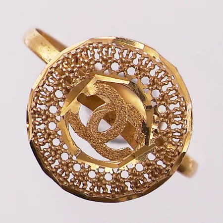 Ring, justerbar, Ø 18 - 22 mm , bredde 1,7 - 15 mm, ikke ekte merkevare, skjev, 21K Vekt: 2,2 g Kontakt Lånekontoret for frakt