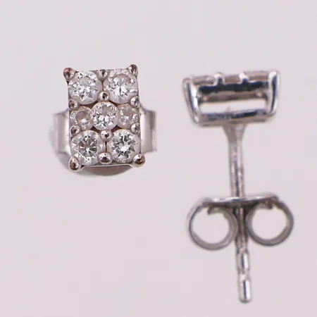 Ett par øredobber med klare stener, lengde 13,8 mm, bredde 5,8 mm, 9K Vekt: 0,9 g Kontakt Lånekontoret for frakt