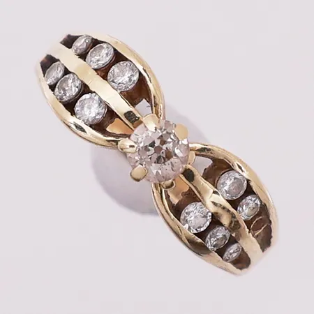 Ring med diamanter, 1 x ca 0,34 ct, 8 x ca 0,04 ct, 3 x ca 0,03 ct, Ø 19,3 mm, bredde 2,7 - 7,2 mm, mangler stempel og 1 diamant, 14K Vekt: 4,5 g Kontakt Lånekontoret for frakt