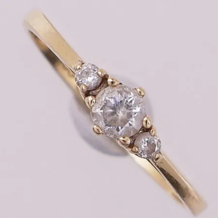 Ring med klare stener, Ø 17,3 mm, bredde 2 - 4,6 mm, 14K Vekt: 1,4 g Kontakt Lånekontoret for frakt