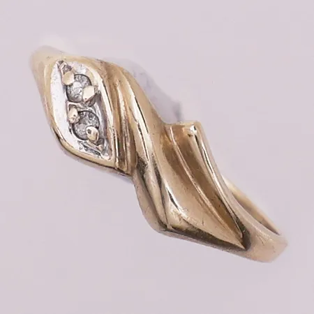 Ring med klare stener, Ø 17,5 mm, bredde 1,6 - 6,6 mm, 14K Vekt: 1,9 g Kontakt Lånekontoret for frakt