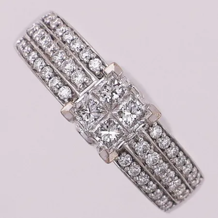 Ring med diamanter, 4 x ca 0,05 ct, 42 x ca 0,01 ct, Ø 17,1 mm, bredde 2,1 - 6,2 mm, 14K Vekt: 4,2 g Kontakt Lånekontoret for frakt