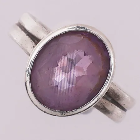 Ring med lilla sten, Ø 19,2 mm, bredde 4,4 - 13,7 mm, 925S Vekt: 4,5 g Kontakt Lånekontoret for frakt