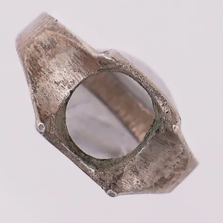 Ring, Ø 8,8 mm, bredde 2,6 - 10,2 mm, mangler sten, 830S Vekt: 3,3 g Kontakt Lånekontoret for frakt