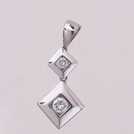 Anheng med diamanter, 1 x ca 0,05 ct, 1 x ca 0,02 ct, lengde 18,1 mm, bredde 7,4 mm, 18K Vekt: 1,1 g Kontakt Lånekontoret for frakt