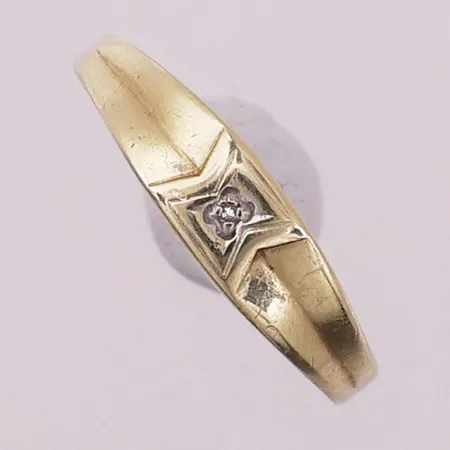 Ring med klar sten, Ø 17,5 mm, bredde 1,6 - 4,7 mm, skjev, 14K Vekt: 1 g Kontakt Lånekontoret for frakt