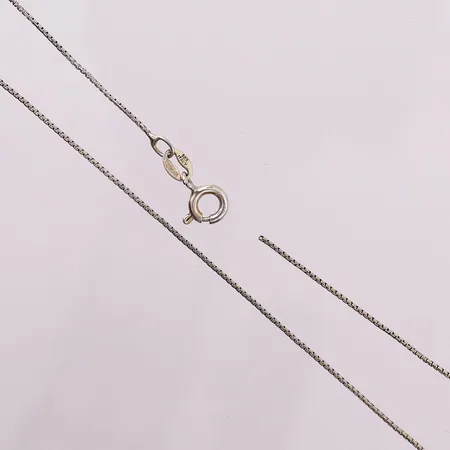 Kjede, lengde 45,5 cm, bredde 0,8 mm, defekt, 925S Vekt: 1,5 g Kontakt Lånekontoret for frakt