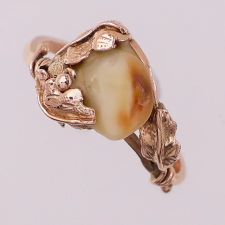 Ring med hvit sten, Ø 16,8 mm, bredde 1,8 - 10,6 mm, mangler stempel, 14K Vekt: 2,8 g Kontakt Lånekontoret for frakt