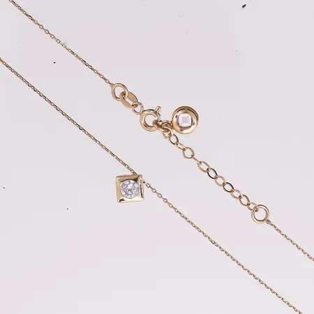 Halskjede med anheng og klare stener, lengde kjede 48,4 cm, bredde 0,5 mm,  anheng 0,6 x 0,6 cm, 14K Vekt: 2,1 g Kontakt Lånekontoret for frakt