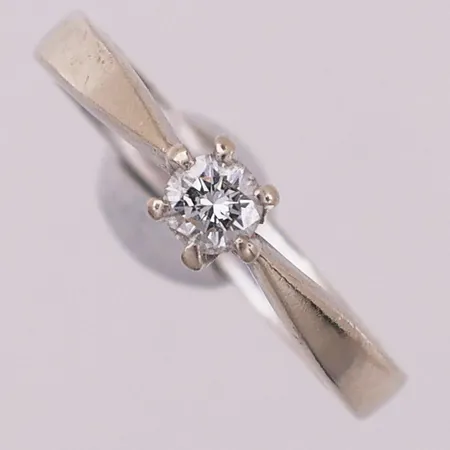 Ring med diamant, 1 x ca 0,20 ct, Ø 17,9 mm, bredde 3,1 - 4,7 mm, 14K Vekt: 3,4 g Kontakt Lånekontoret for frakt