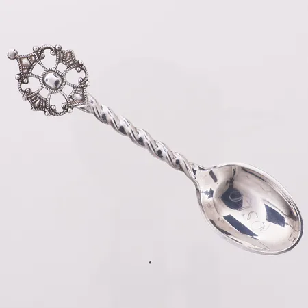 Teskje med stjernetopp, lengde 11,5 cm, bredde 5,5 - 25,6 mm, gravert Oslo, sølvplett Vekt: 9,8 g Kontakt Lånekontoret for frakt