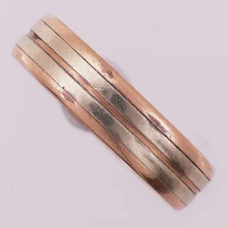 Ring to-farget, Ø 19,9 mm, bredde 5,4 mm, bulket, 14K Vekt: 3,4 g Kontakt Lånekontoret for frakt