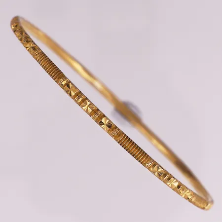 Armring, Ø 63,7 mm, bredde 2,5 mm, 22K Vekt: 12,9 g Kontakt Lånekontoret for frakt