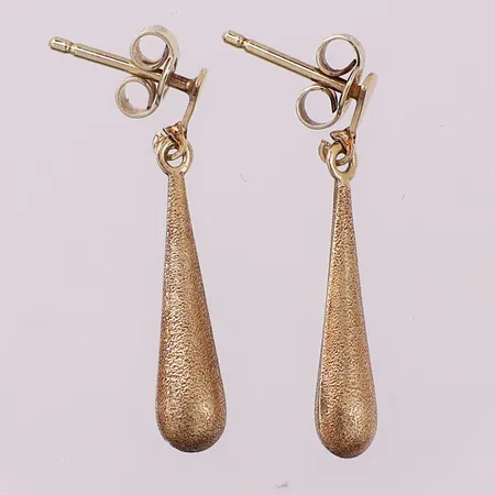 Ett par øredobber, lengde 28,1 mm, bredde 4,8 mm, 14K Vekt: 1,6 g Kontakt Lånekontoret for frakt