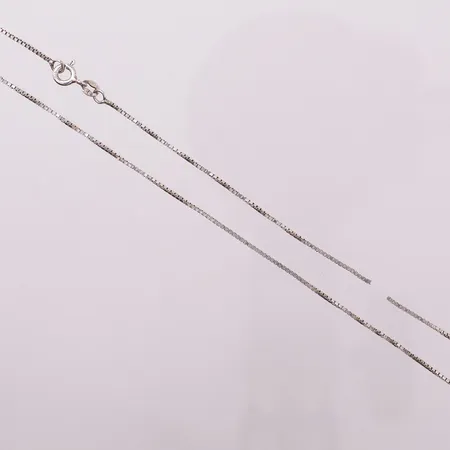 Kjede, lengde 34 cm, bredde 0,9 mm, defekt, 925S  Vekt: 1,8 g Kontakt Lånekontoret for frakt