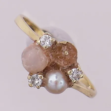 Ring med klare og fargede stener, Ø 17,1 mm, bredde 1,8 - 8,9 mm, mangler en sten, 14K Vekt: 2,2 g Kontakt Lånekontoret for frakt