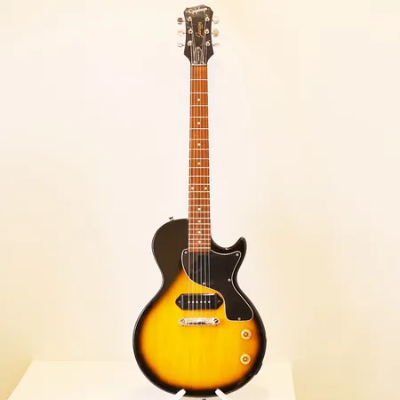 Epiphone Les Paul Junior, SN JI 98040305, singel cut, skrudd hals, reim, Fender gigbag, små lakkskader, trenger oppsett Kontakt Lånekontoret for frakt