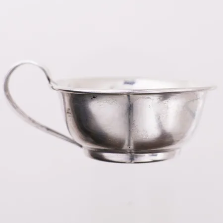 Sølvbeger, Ø 40,4 - 66,4 mm, høyde 3 cm, gravert, 830S Vekt: 33,2 g Kontakt Lånekontoret for frakt