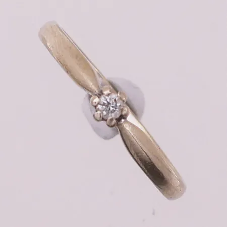 Ring med klar sten, Ø 17,6 mm, bredde 3,6 mm, skjev, 14K Vekt: 2 g Kontakt Lånekontoret for frakt