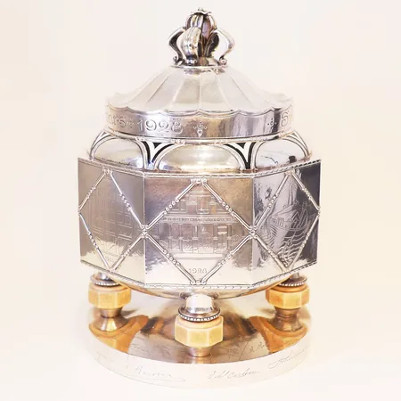 Sølvurne, V.Løwener's Maskinforretning 1928, høyde 32 cm, Ø 22,5 cm, bein-del, N.M. Thune, gravert, 830S Vekt: 2393,6 g Kontakt Lånekontoret for frakt