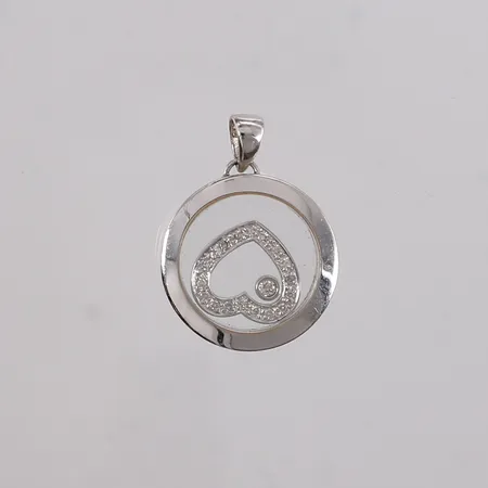 Anheng med diamanter (19 x ca. 0,01ct), 24x18mm, ikke ekte merkevare, hvitt gull, 18K, bruttovekt 4,8g Vekt: 0 g Kontakt Lånekontoret for frakt