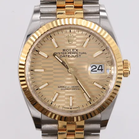 Rolex Datejust, ref. 126233, snr. 13DN9393, ø36mm, stål/gull, automatisk, safirglass, dato, Jubilee-lenke, med boks, yttereske, tags, manual, sertifikat og kvittering (kjøpt Bjerke 17.06.2022) Kontakt Lånekontoret for frakt