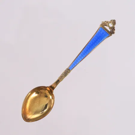 Sett med 6 emaljerte kaffeskjeer, Th.Marthinsen, lengde 10cm, med originalboks, 925S Vekt: 52,6 g Kontakt Lånekontoret for frakt