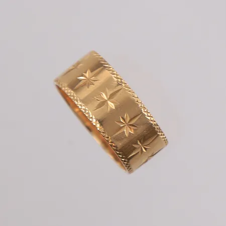 Ring, ø16,8mm, bredde 7,9mm, gravert, 14K Vekt: 5,1 g Kontakt Lånekontoret for frakt