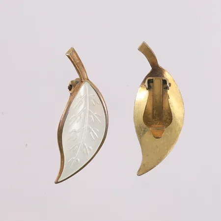 Ett par clips-øredobber i sølv med hvit emalje, av Willy Winnæs for David-Andersen, 1950-tallet, 32x12mm, 925S Vekt: 4,9 g Kontakt Lånekontoret for frakt