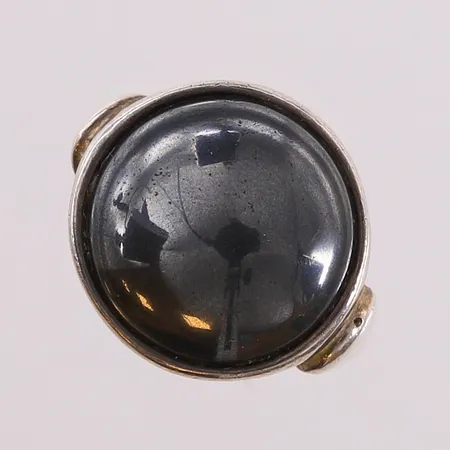 Ring med grå-sort sten (trolig hematitt / "blodsten"), ø17,6mm, bredde 2,2- 17,6mm, 925S, bruttovekt 8g Vekt: 0 g Kontakt Lånekontoret for frakt