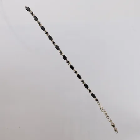 Armbånd med sorte stener, lengde 18,5cm, bredde 2,1- 4,3mm, røket/defekt, 925S, bruttovekt 12,1g Vekt: 0 g Kontakt Lånekontoret for frakt