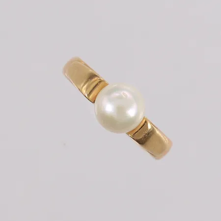 Ring med perle, ø15,6mm, bredde 3- 6,5mm, 14K, bruttovekt 2,5g Vekt: 0 g Kontakt Lånekontoret for frakt