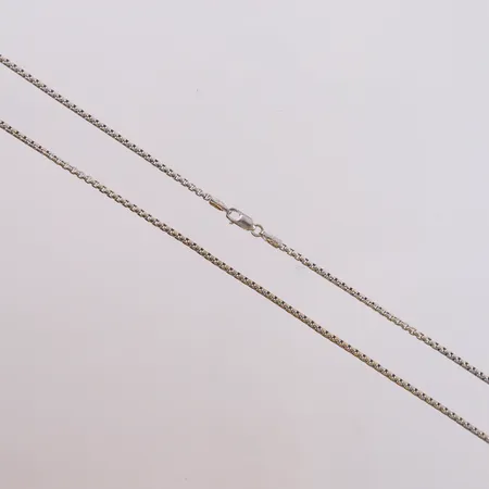 Kjede, hult, lengde 51,5cm, bredde 1,6mm, hvitt gull, 14K Vekt: 4,4 g Kontakt Lånekontoret for frakt