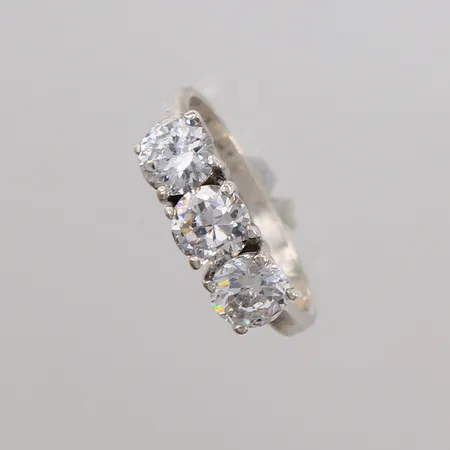 Ring med tre blanke stener, ø18,9mm, bredde 2- 6,1mm, 925S, bruttovekt 3,5g Vekt: 0 g Kontakt Lånekontoret for frakt
