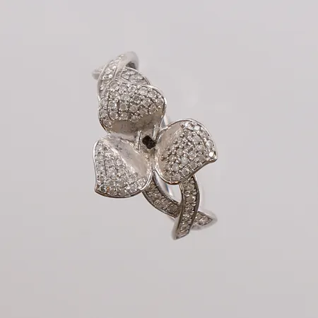 Ring med diamanter (totalt 0,56ct iht. gravering), ø17mm, bredde 2,5- 13,2mm, hvitt gull, 14K, bruttovekt 3,6g Vekt: 0 g Kontakt Lånekontoret for frakt