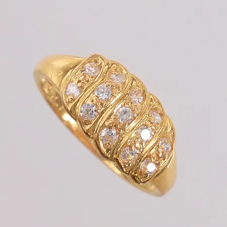 Ring med blanke stener, ø17mm, bredde 1,7- 8,8mm, 21K, bruttovekt 2,7g Vekt: 0 g Kontakt Lånekontoret for frakt