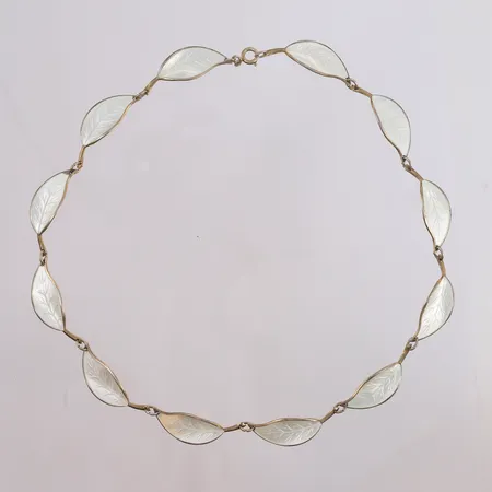 Halssmykke i sølv med hvit emalje, av Willy Winnæs for David-Andersen, 1950-tallet, hvert bladledd er 30x12mm, lengde 40cm, bredde 11,4mm, 925S Vekt: 21,4 g Kontakt Lånekontoret for frakt