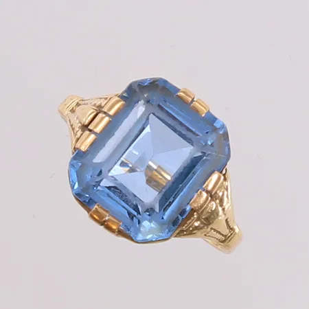 Ring med lys-blå sten (trolig glass), ø17,2mm, bredde 1,7- 12,9mm, noe slitasje på sten, 14K, bruttovekt 3,1g Vekt: 0 g Kontakt Lånekontoret for frakt