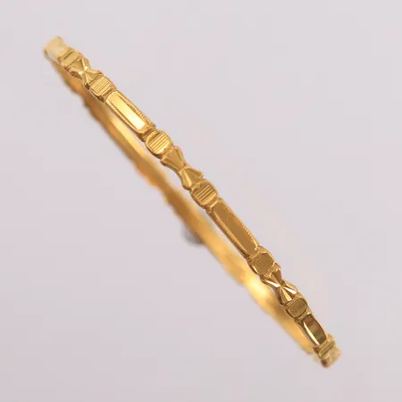 Armring, ø64mm, bredde 2,4- 3,2mm, 22K Vekt: 14,4 g Kontakt Lånekontoret for frakt