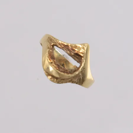 Ring, ø18,8mm, bredde 2,6- 15mm, 14K Vekt: 2,8 g Kontakt Lånekontoret for frakt