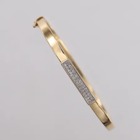 Armring med diamanter (30 x ca. 0,01ct), to-farget, oval, kan åpnes, 59x52mm, bredde 4,1mm, tilsynelatende ustemplet, 14K, bruttovekt 7,9g Vekt: 0 g Kontakt Lånekontoret for frakt