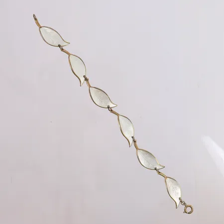 Armbånd i sølv med hvit emalje, av Willy Winnæs for David-Andersen, 1950-tallet, hvert bladledd er 32x12mm, lengde 19cm, bredde 2- 11,7mm, 925S Vekt: 12,5 g Kontakt Lånekontoret for frakt