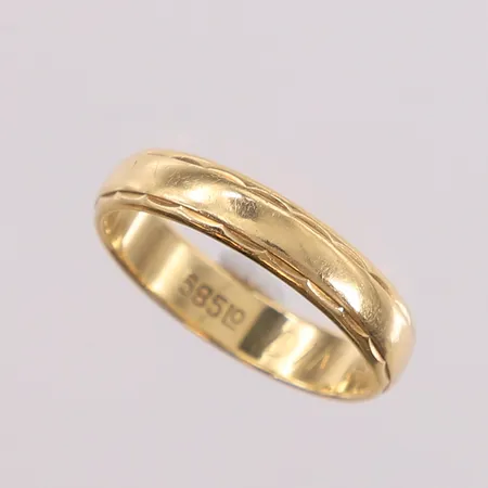 Ring, ø16,9mm, bredde 4mm, gravert, 14K Vekt: 3,3 g Kontakt Lånekontoret for frakt