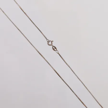 Kjede Veneziansk, lengde 40,5cm, bredde 1mm, 925S (låsen er 835S) Vekt: 2,4 g Kontakt Lånekontoret for frakt