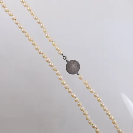 Perlekjede med gravert plakett og lås i sølv, lengde 72cm, bredde 6,7- 20,7mm, 830S (plaketten er 925S), bruttovekt 42,7g Vekt: 0 g Kontakt Lånekontoret for frakt