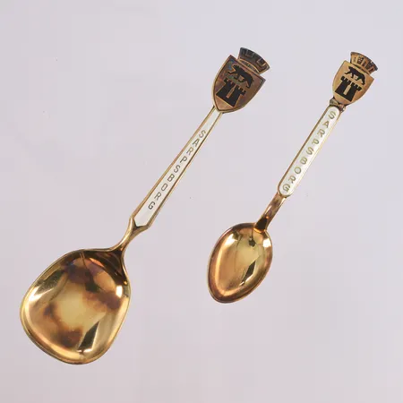 2 souvenirskjeer fra Sarpsborg, TH.Marthinsen, lengde hhv. 12,5cm og 9,9cm, 925S Vekt: 26 g Kontakt Lånekontoret for frakt