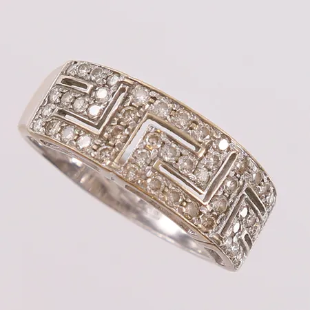 Ring med diamanter (50 x ca. 0,015ct), ø20,4mm, bredde 3,6- 9mm, hvitt gull, 18K, bruttovekt 5,8g Vekt: 0 g Kontakt Lånekontoret for frakt