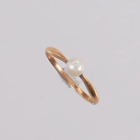 Ring med perle, gullstempel "O.L.", ø16,8mm, bredde 1,3- 4,7mm, 14K, bruttovekt 1,3g Vekt: 0 g Kontakt Lånekontoret for frakt