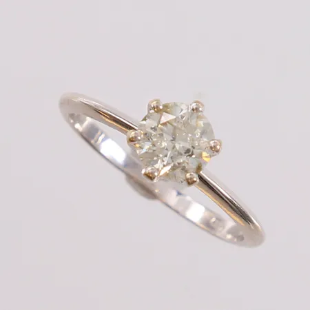 Ring med diamant (1 x ca. 0,90ct), ø17,9mm, bredde 1,8- 7,8mm, stenen har inneslutninger, hvitt gull, 14K, bruttovekt 2,3g Vekt: 0 g Kontakt Lånekontoret for frakt
