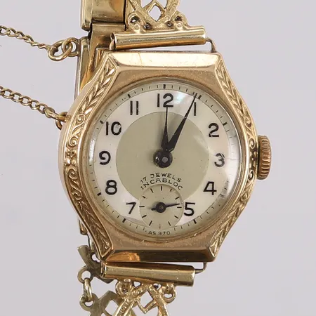 Armbåndsur i gull, lengde ca. 16cm, merket "AS 970" under urskive, 17 jewels Incabloc, ø22mm, urskive i perlemor, pleksiglass, serienr. 43230, urverket går, 14K, bruttovekt 14,8g Kontakt Lånekontoret for frakt